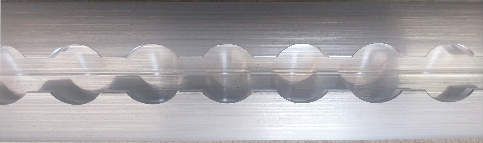 Surreskinne aluminium halvrund 2000 x 50 x 11,5 mm fra Zurrschienen.com