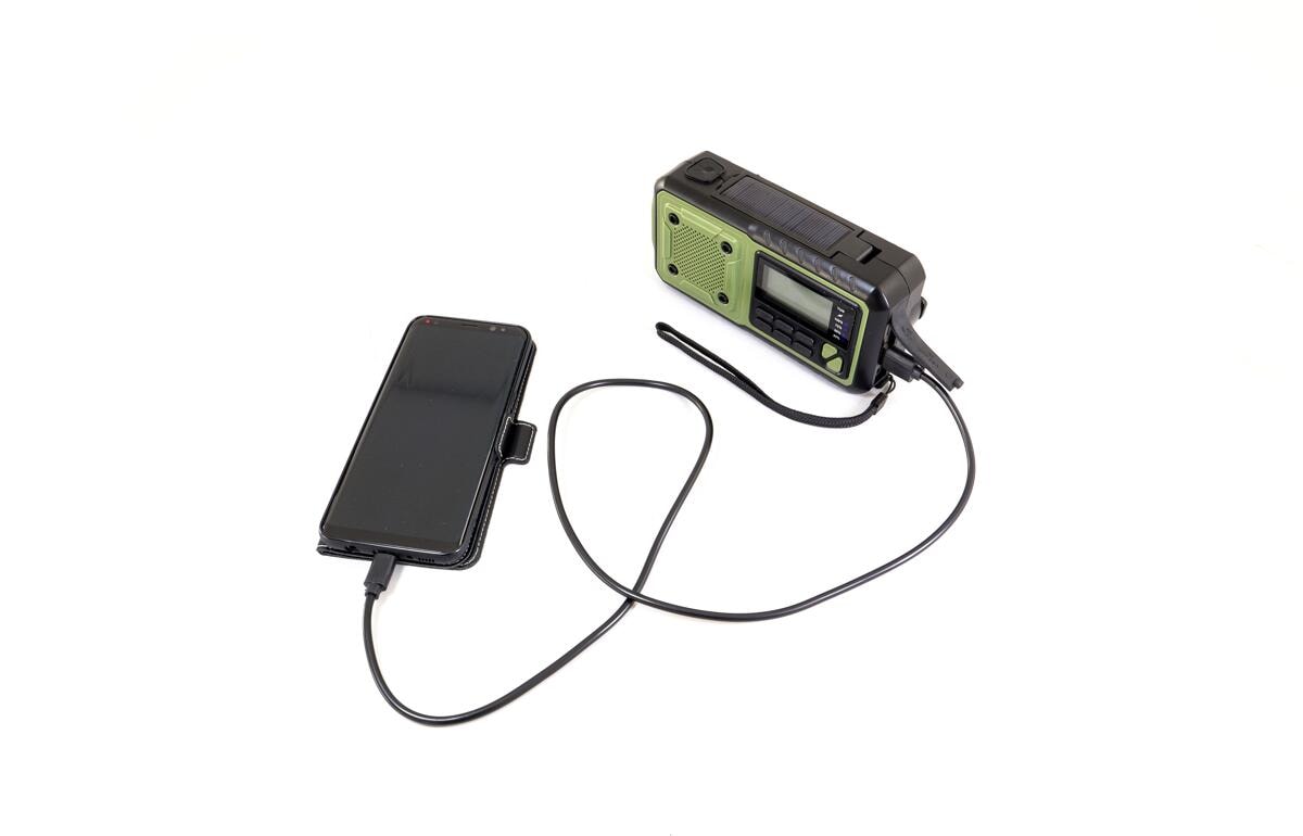 Nærbilde av LED-lykt på Sveivradio AM/FM/SW med powerbank 4000 mAh og solcelle