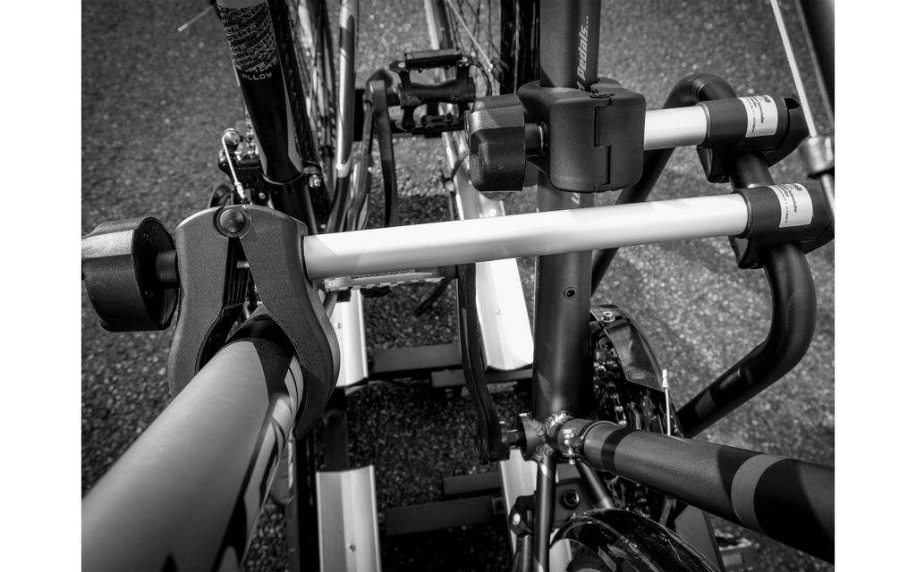 Sykkelrammeholder 32 cm låsbar for Eufab montert på sykkelstativ