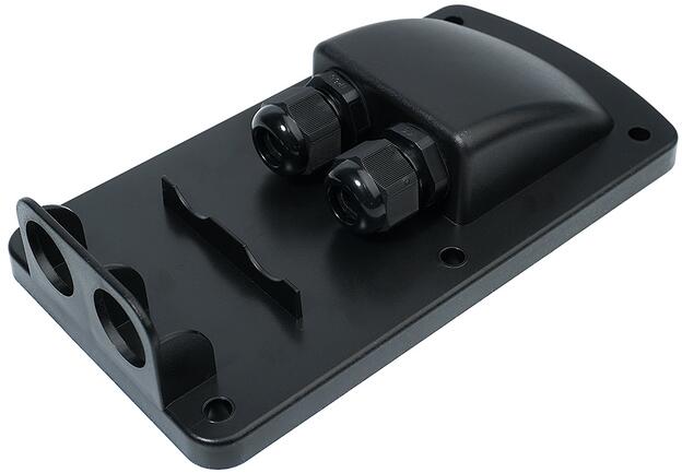 Detalj av takgjennomføring DXM2/S med MC4-holder for 2 kabler