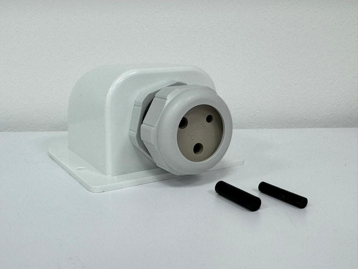 Takgjennomføring for Starlink, vanntett, 11x6x10 cm fra SATCO sett forfra