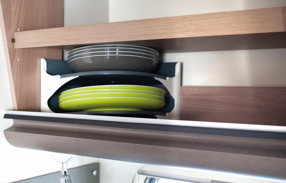 Tallerkenholder EKKOO 23,5x23,5 cm i plast Purvario bakside