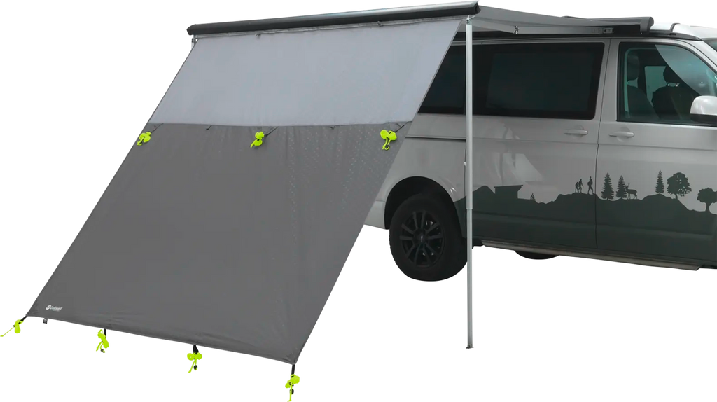Tarp og frontvegg Hillcrest 210x235 cm foran montert på campingvogn