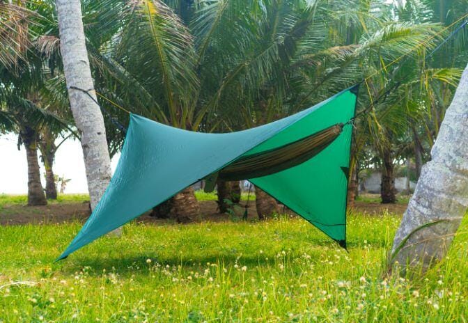 Nærbilde av festepunkt på Tarp Lightest 250x250cm, 412g, 20D ripstop nylon