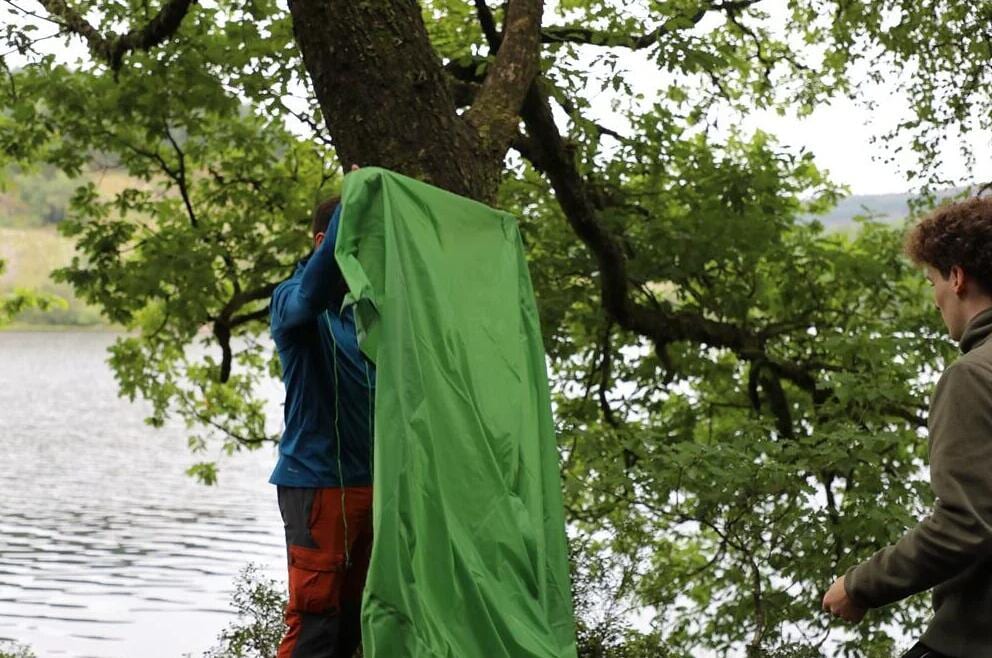Tarp Trek 210x290cm, 800g, 5000mm vannsøyle reflekterende barduner i bruk