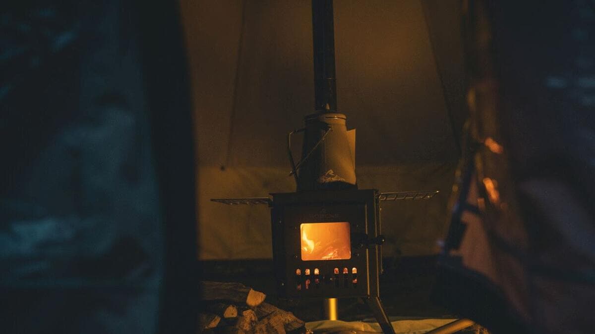 Nærbilde av sammenleggbare ben på Teltovn Hunter rustfritt stål 330 cm svart