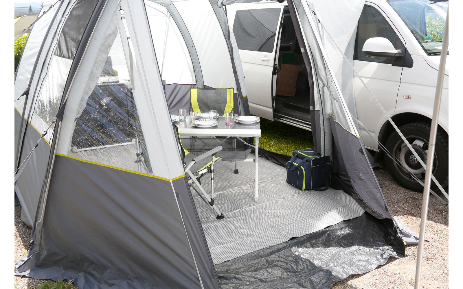 Montert Teltteppe Kinetic 600 vendbart 250 x 300 cm grå på campingplass