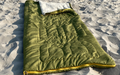 Teppesovepose Bentcho vendbar med veske Scandi 200 x 80 cm - Bent sett forfra som lukket sovepose