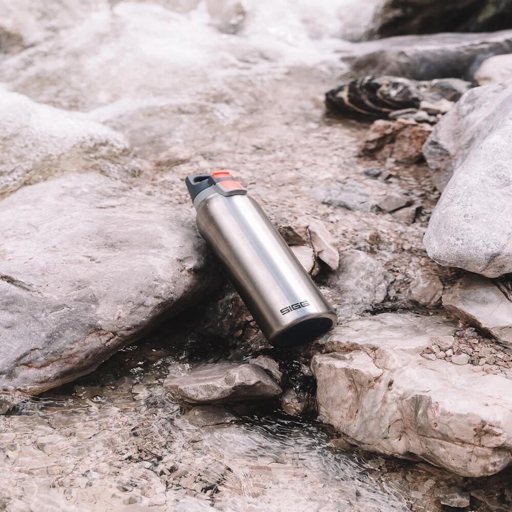 Termodrikkeflaske Hot & Cold ONE Light 0,55 l rustfritt stål montert på sykkel