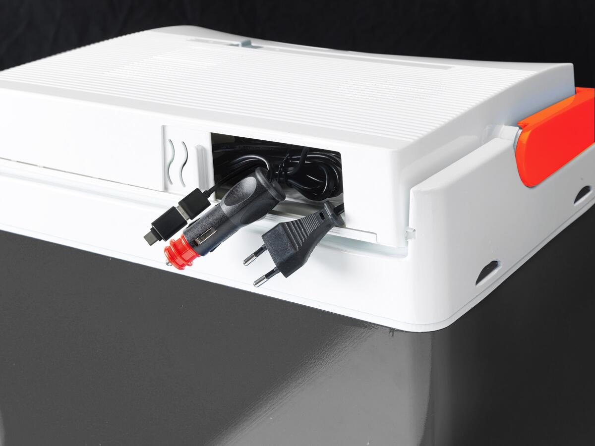 Termoelektrisk kjøleboks Z26 LNE USB åpnet lokk med innhold