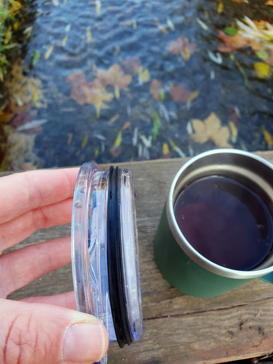 Termokopp Color med lokk og drikkeåpning bakside
