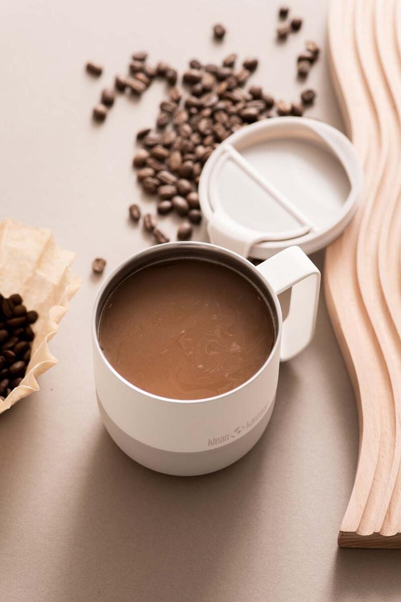 Termokopp Rise Mug med Flip Lid 355 ml montert på campingutstyr