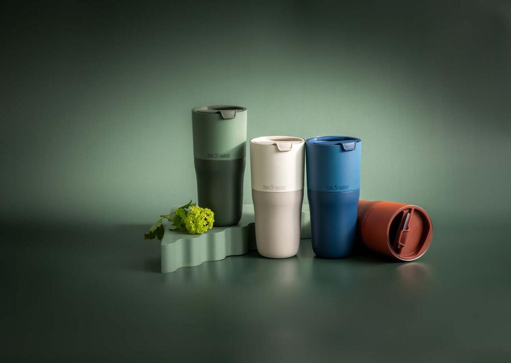Termokopp Rise Tumbler med Flip Lid montert på campingbord