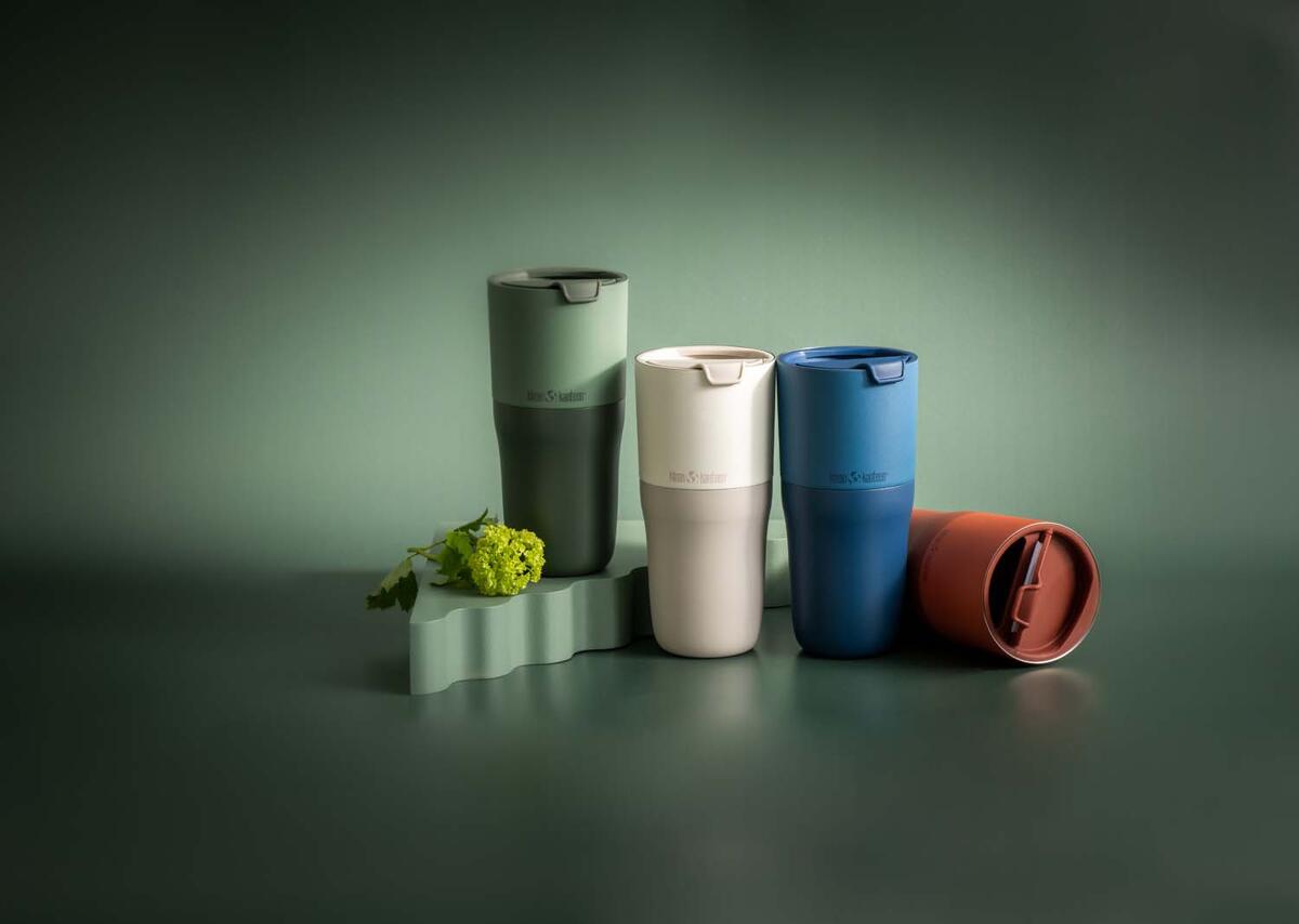 Termokopp Rise Tumbler med Flip Lid montert på campingbord