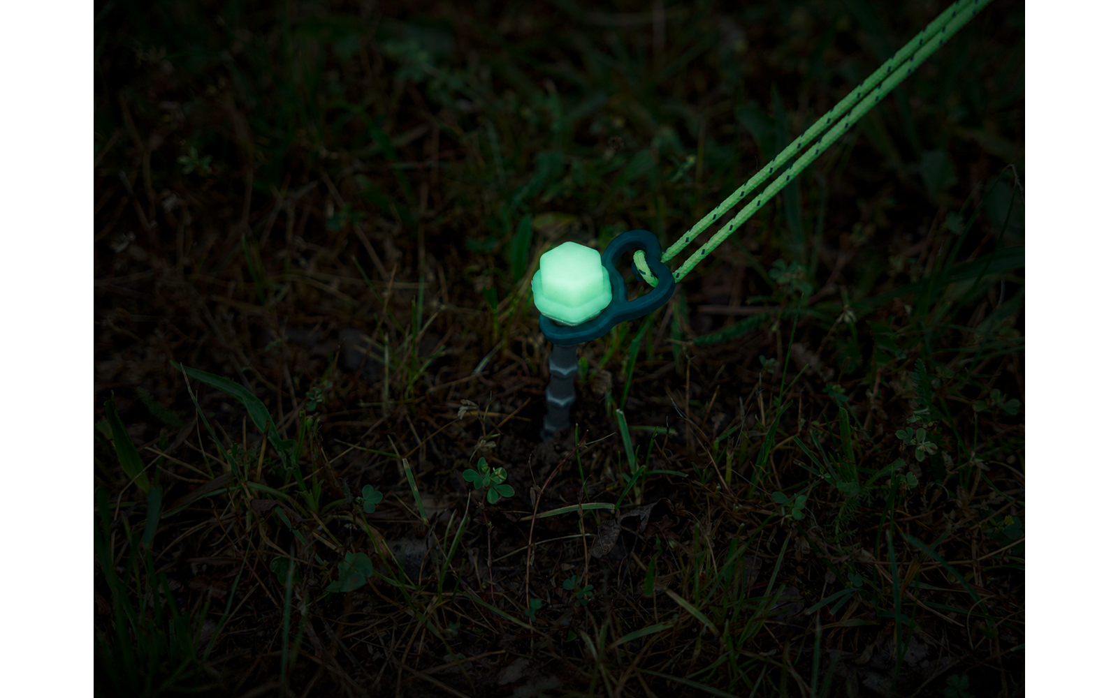 TerraGlow A15 skrueplugger 15 cm aluminium montert i jord
