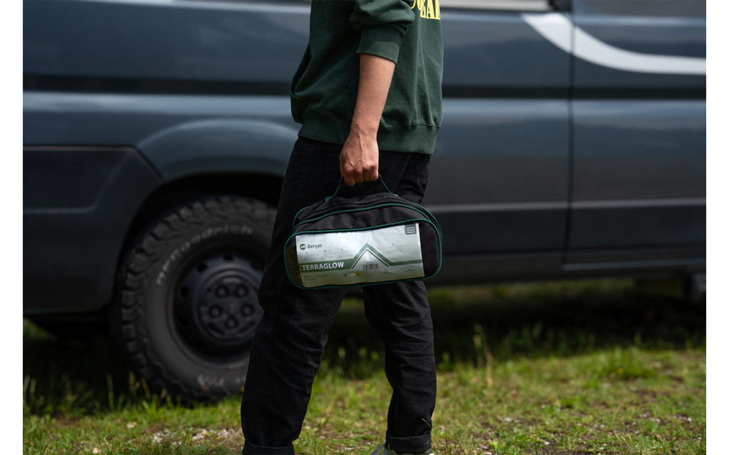 TerraGlow basissett med skrueplugger og innskruhjelpemiddel i bruk på campingplass