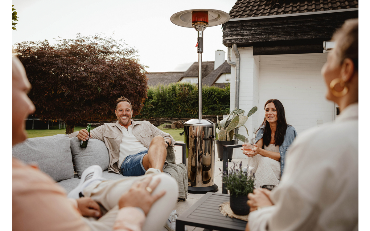 Montert Terrassevarmer Elegance 2.0 gass 4–6 kW i rustfritt stål ute