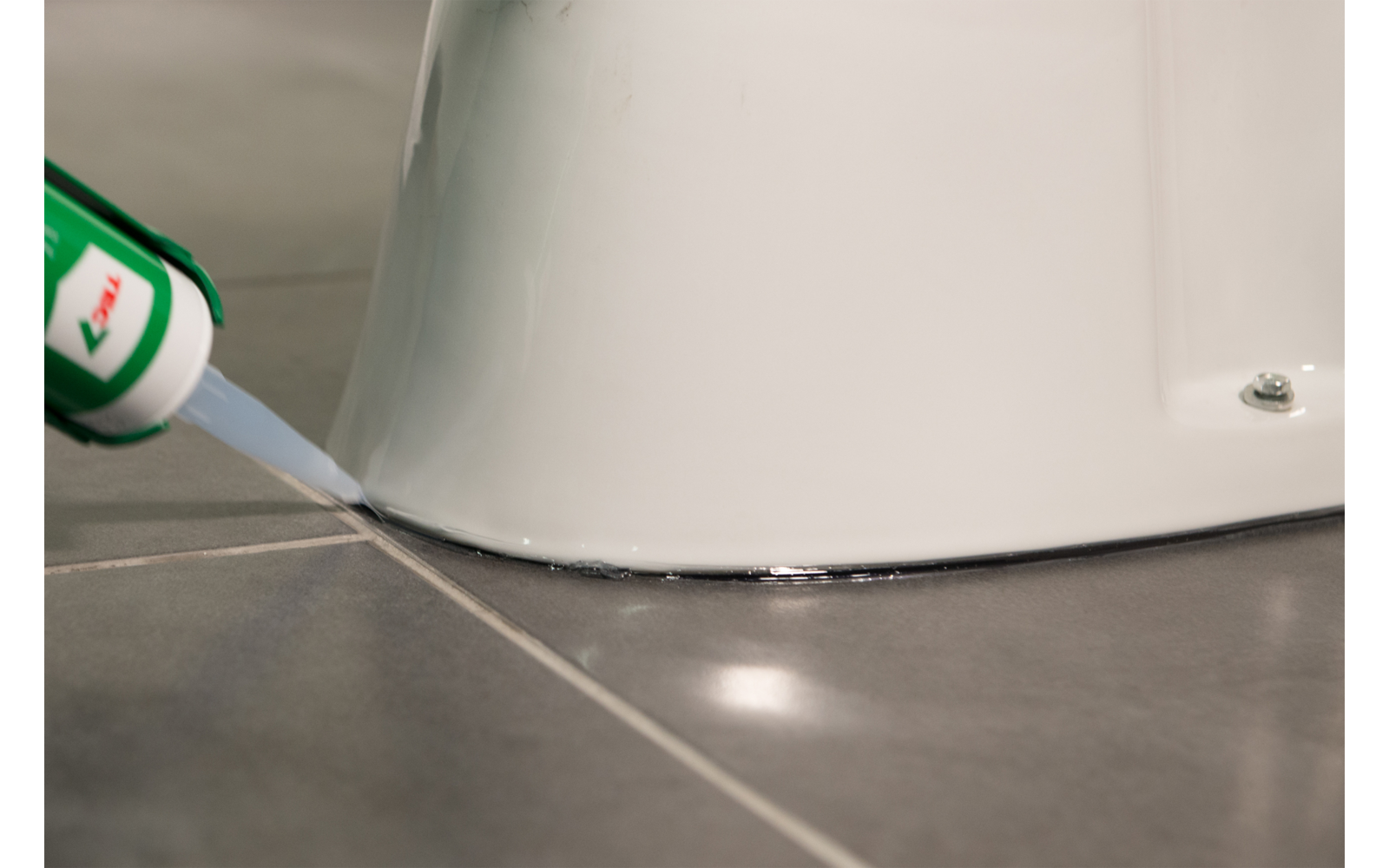 Detalj av Tette- og limstoff Trans 310 ml transparent - TEC7 påført flate