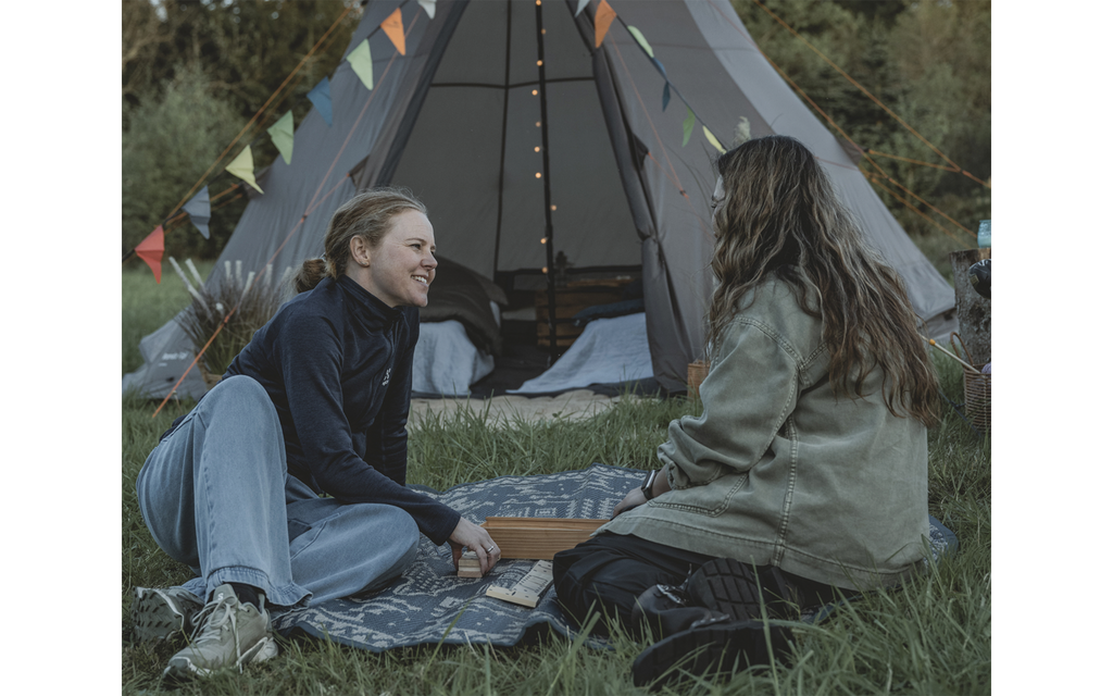 Telgulv knyttet opp ved døren på Tipitelt Rands Tipi for 8 personer 3000 mm vannsøyle - Easy Camp