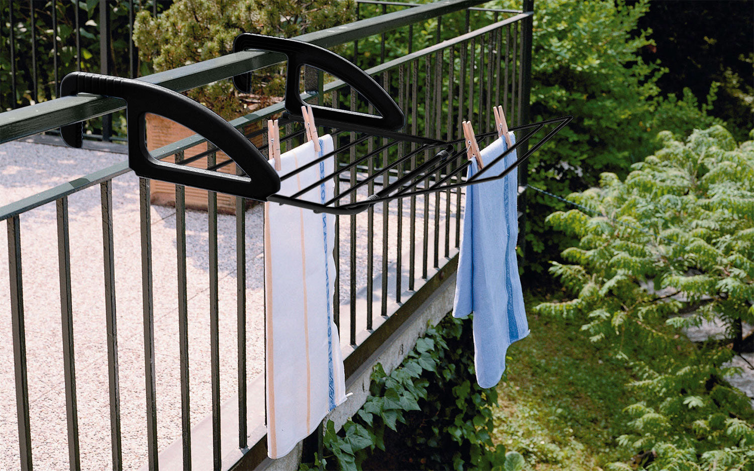Tørkestativ Bries for radiator og balkong 6 m tørkelengde fra Metaltex montert på radiator