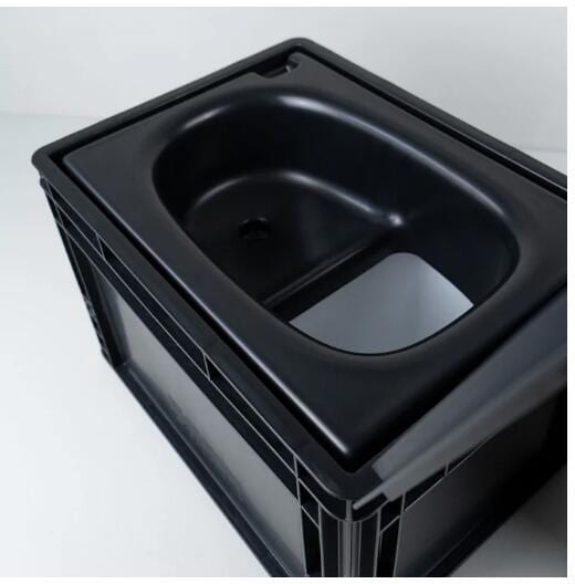 Nærbilde av klappemekanisme på Tørrseparasjonstoalett BOXIO-TOILET svart
