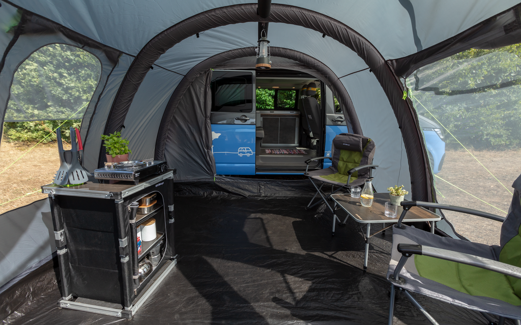 Touring Air oppblåsbart bussfortelt montert på campingbuss