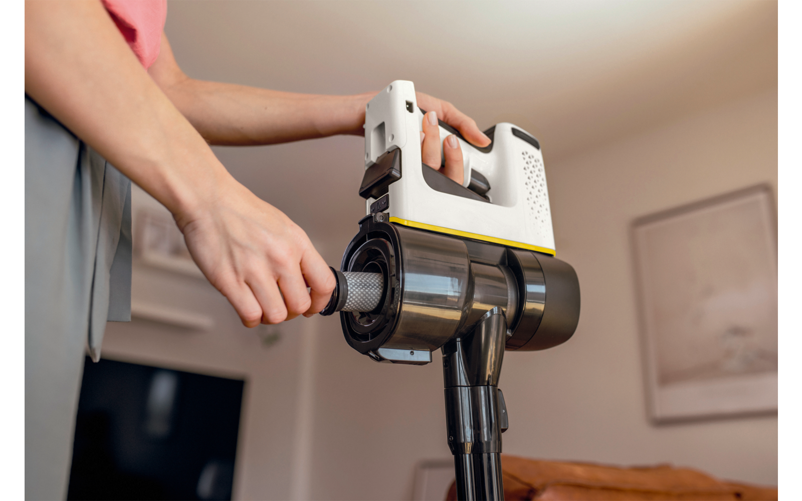 Bruk av Trådløs støvsuger VC 4 Cordless myHome Car i bilinteriør