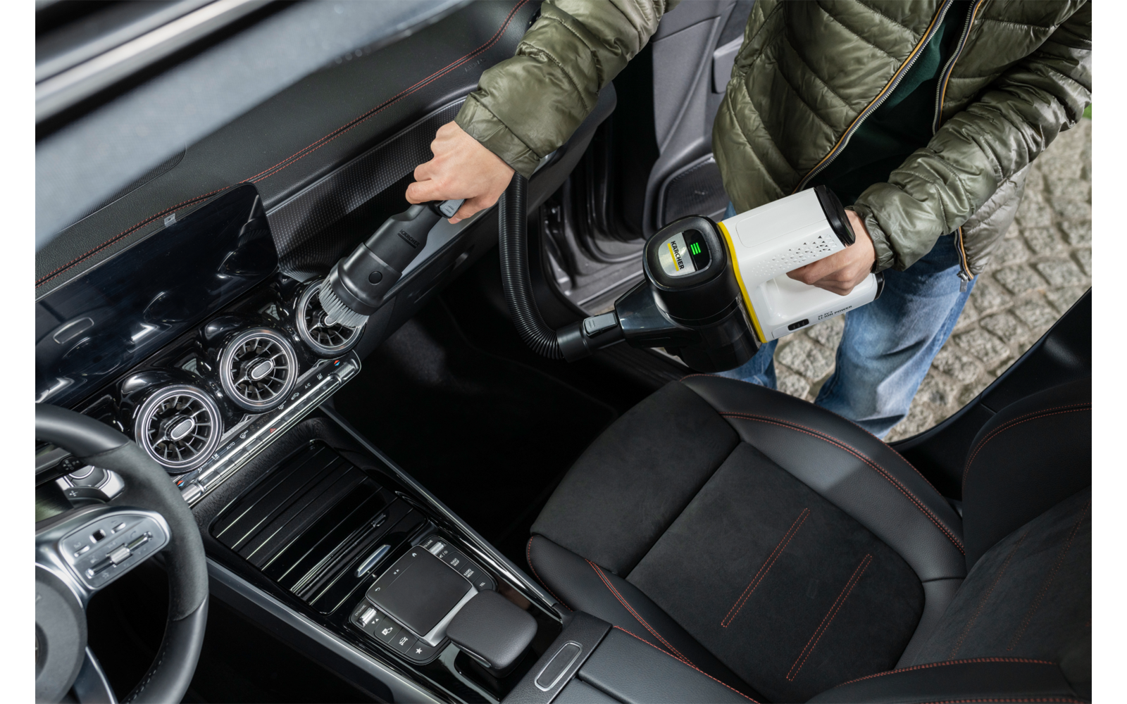 Montert Trådløs støvsuger VC 6 Cordless ourFamily Car på veggholder
