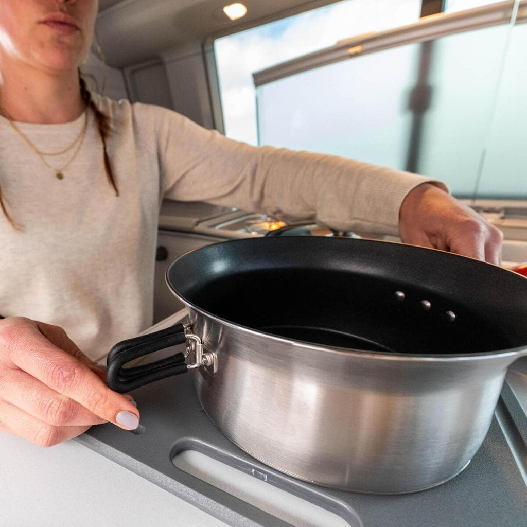 Transportbånd som holder Campinggrytesett Dimego 4-deler samlet