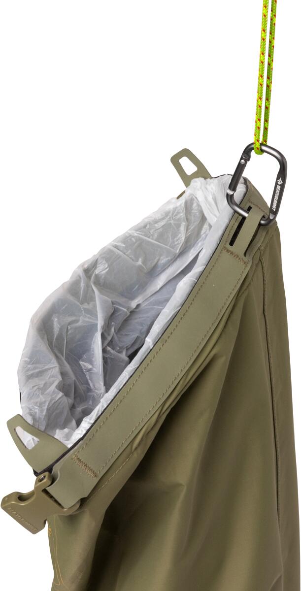 Detalj av rolltop lukking på Trash Dry Bag 10L vanntett avfallspose burnt olive
