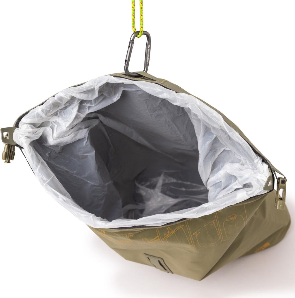 Montert Trash Dry Bag 10L vanntett avfallspose burnt olive på ryggsekk
