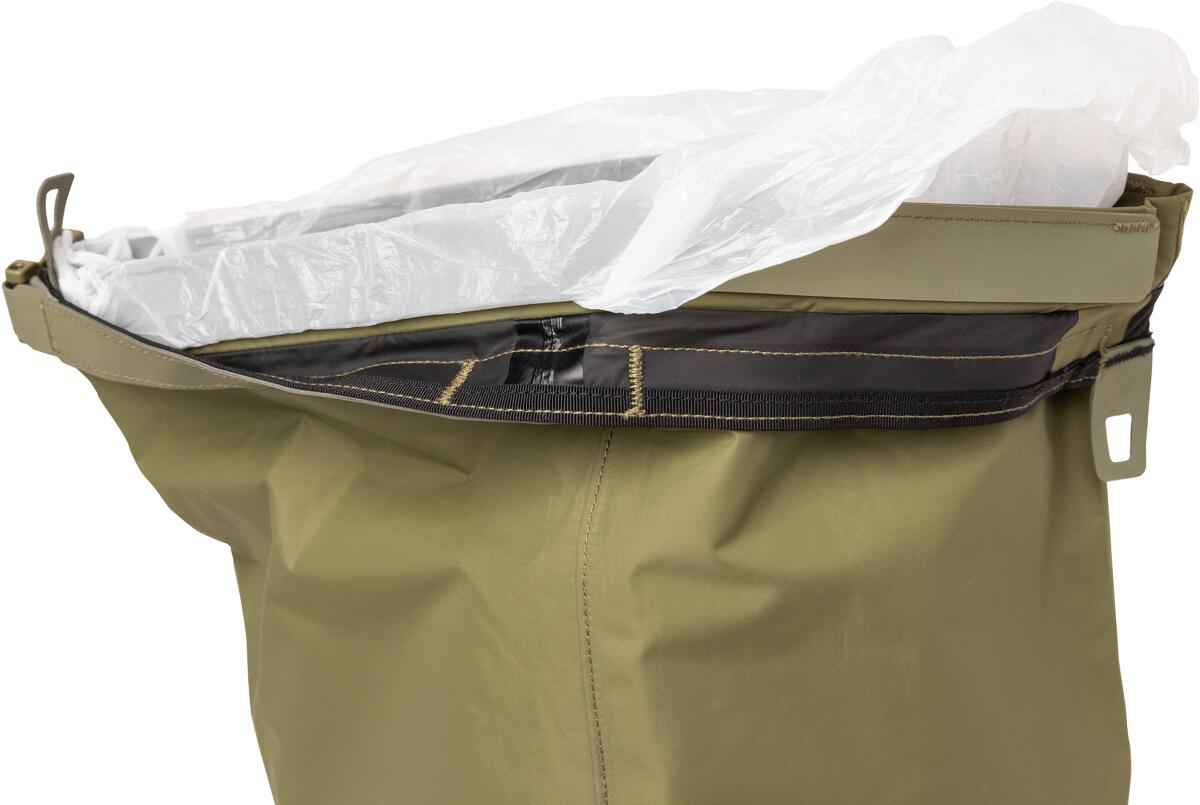 Nærbilde av materialet på Trash Dry Bag 10L vanntett avfallspose burnt olive