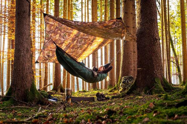 Traveller tarp Forest for hengekøye bakside med festepunkter