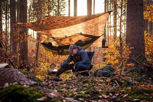 Traveller tarp Forest for hengekøye montert over hengekøye i naturen
