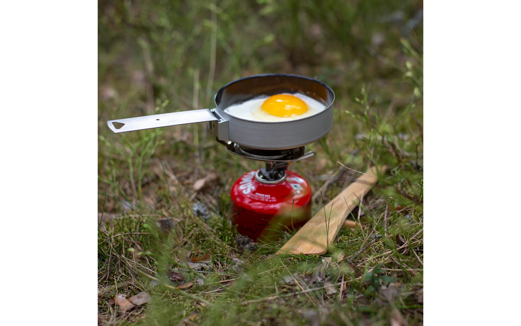 Montert Trekkingkoker Essential Trail Stove 2500 W på gassbeholder