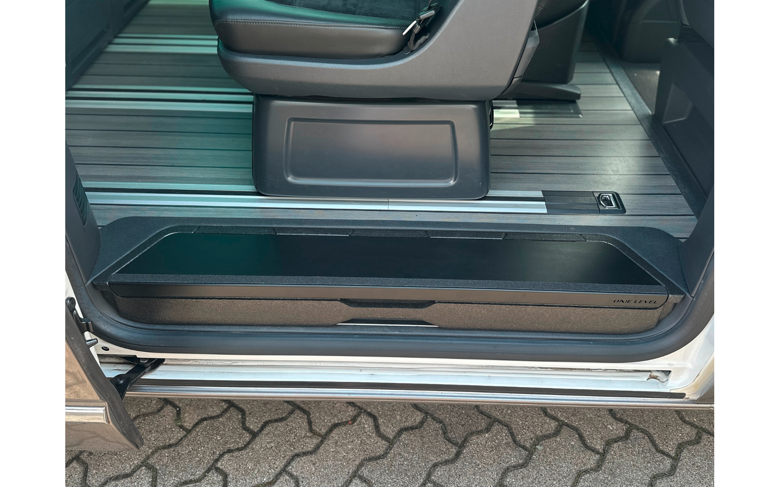 Trinninnsats Essential for VW T5/T6/T6.1 nærbilde av overflate