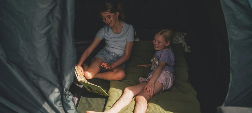 Fullt oppslått Tunneltelt Denver 5/6-person med PowerTec-stenger og LED-lys ved campingplass