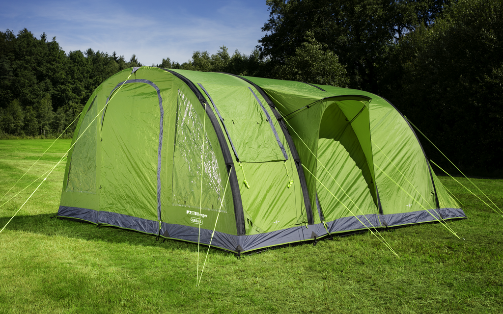 Tunneltelt Sierra 6 Air oppblåsbart med soverom 25,8 kg sett forfra, oppsatt på campingplass