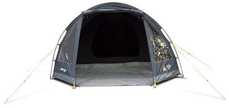 Tunneltelt Tahoe 500 for 5 personer montert på campingplass