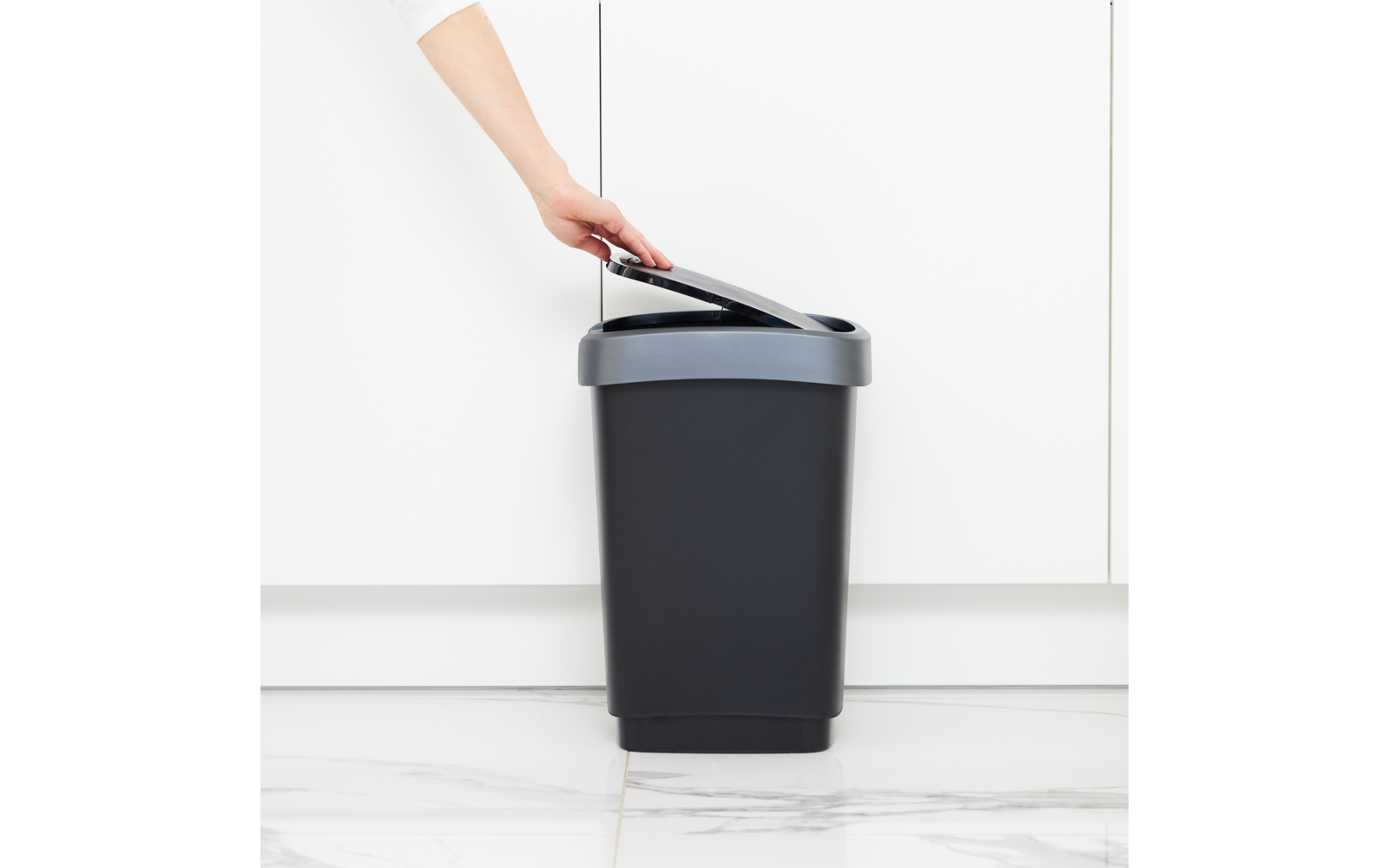 Nærbilde av materialet på Twist svingbøtte 10 l resirkulert plast dark silber