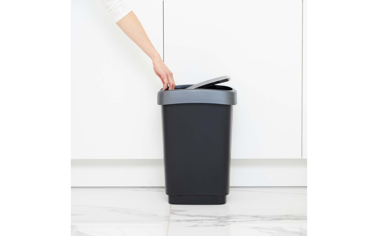 Twist svingbøtte 10 l resirkulert plast dark silber med merkestickers