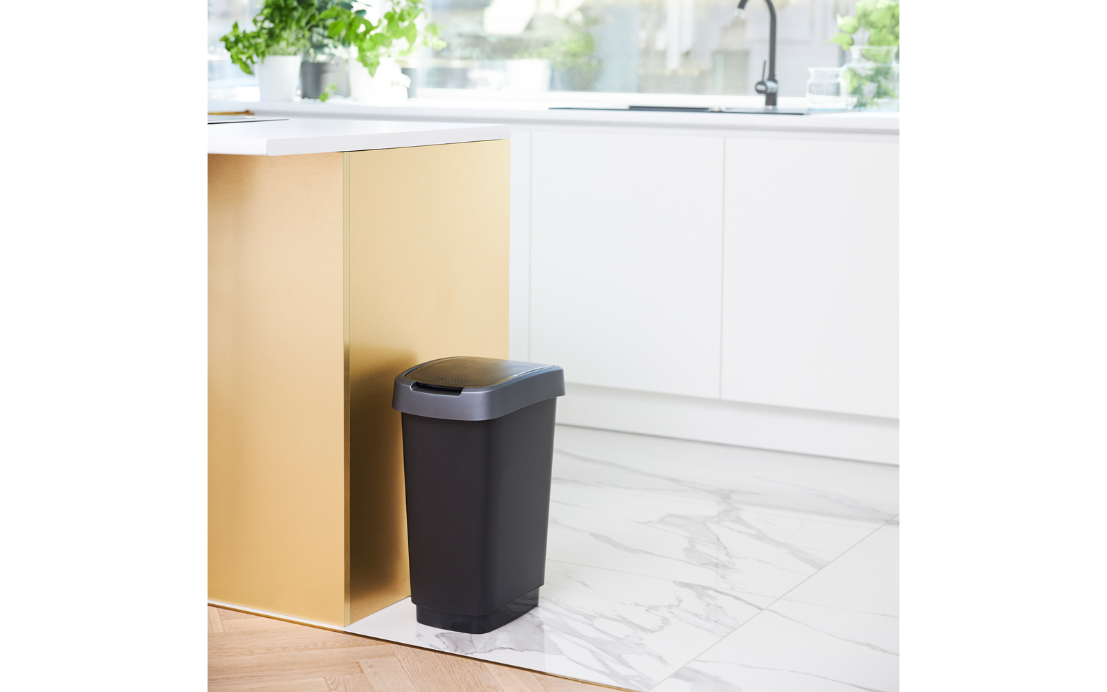 Åpning av lokk på Twist svingbøtte 10 l resirkulert plast dark silber