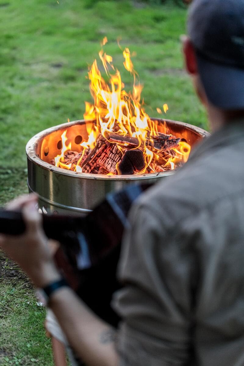 Tyropit bålpanne i bruk ved grilling