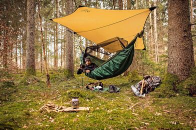 Underquilt XXL varmebeskyttelse montert på hengekøye grønn