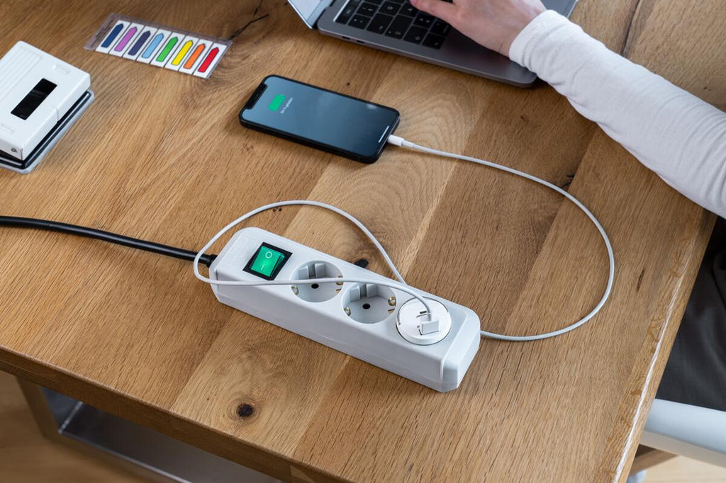 USB-A støpseladapter 12W flatt design, hvit Brennenstuhl montert i stikkontakt