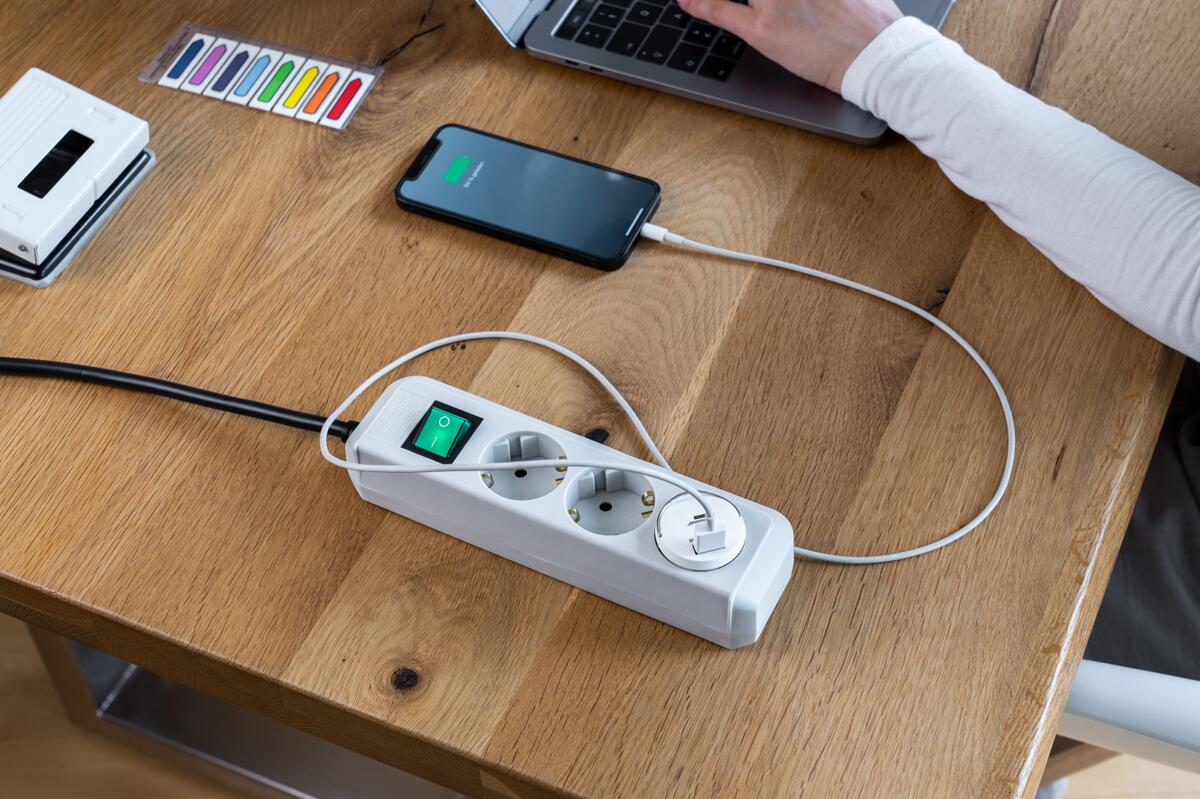 USB-A støpseladapter 12W flatt design, hvit Brennenstuhl montert i stikkontakt
