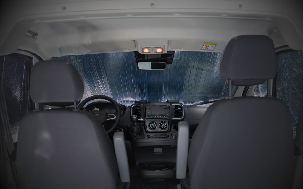 Detalj av gummistropper på utvendig termomatte-sett for Citroën Spacetourer