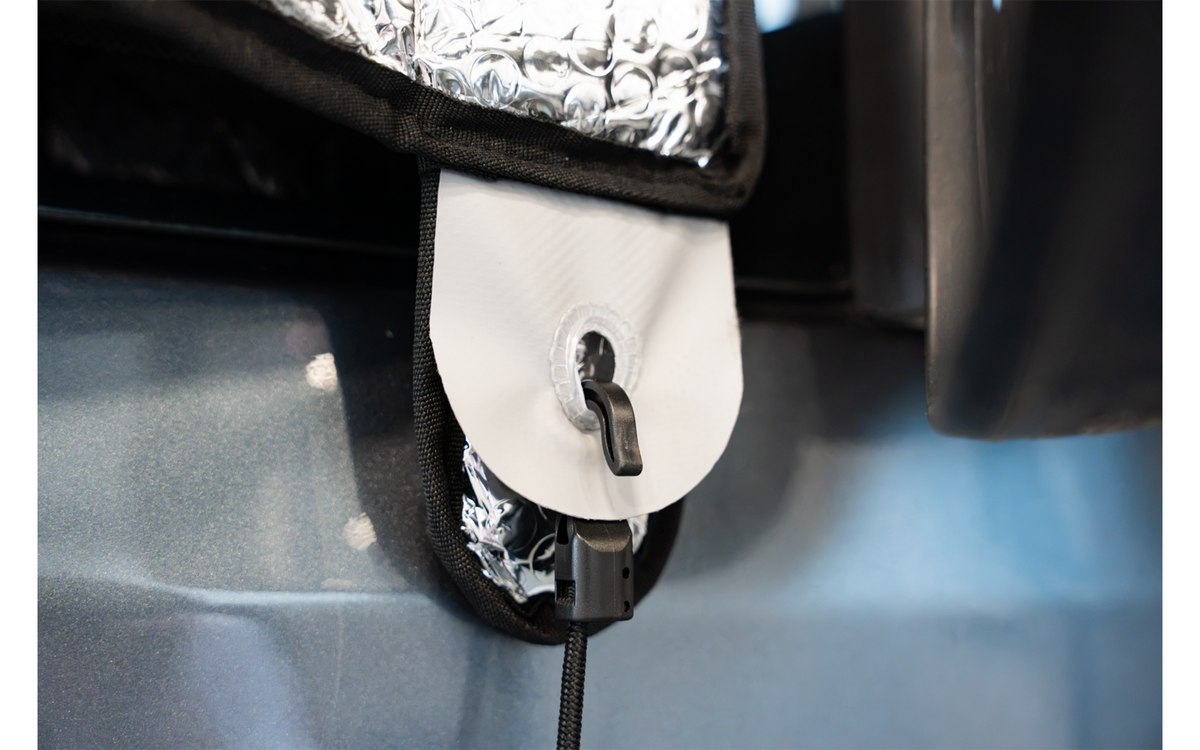 Nærbilde av aluminiumbelagt materiale på utvendig termomatte-sett for Citroën Spacetourer
