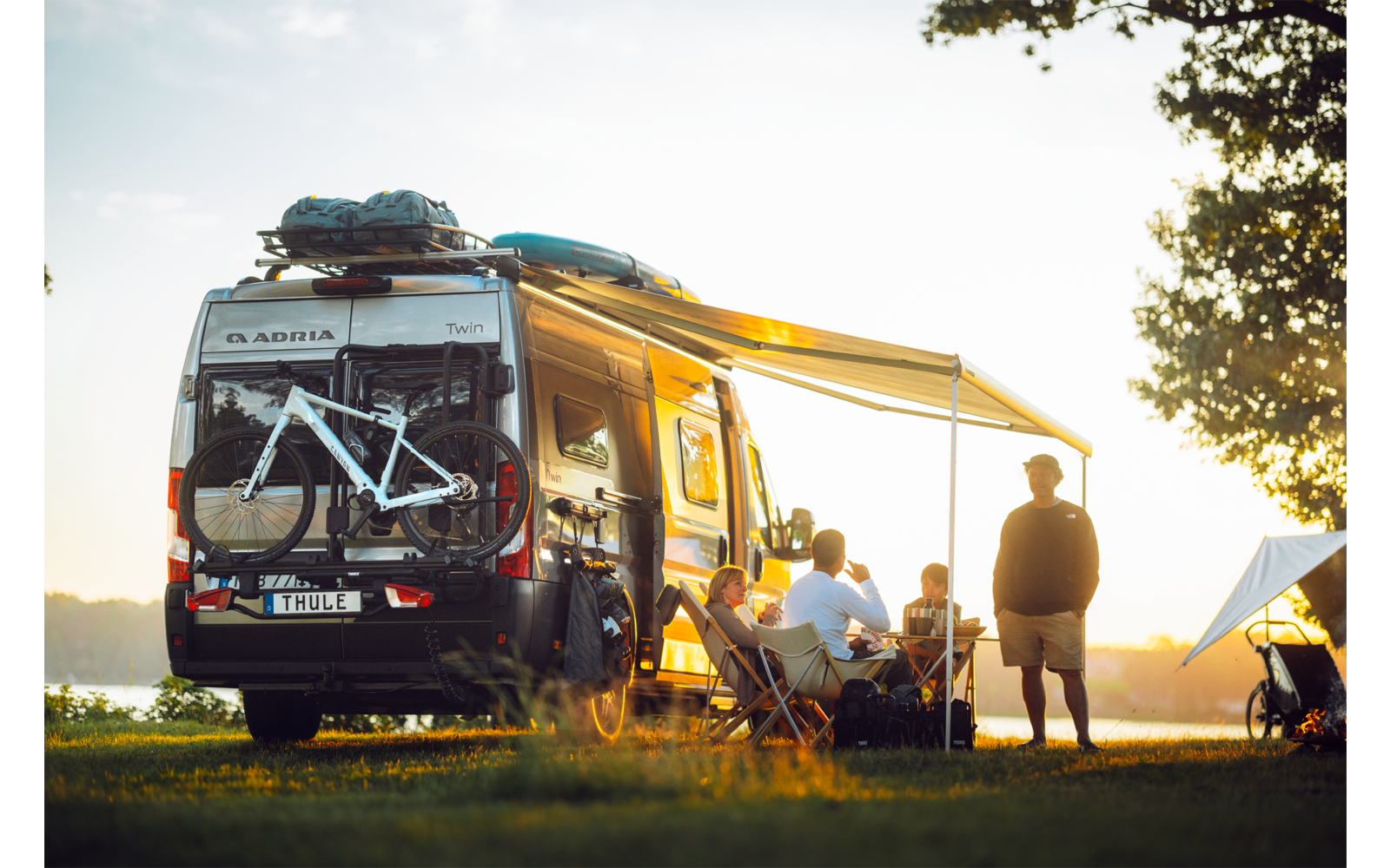 Nærbilde av festemekanisme på Utvidelsesskinne VeloTrack 3rd Rail Kit for 3. sykkel