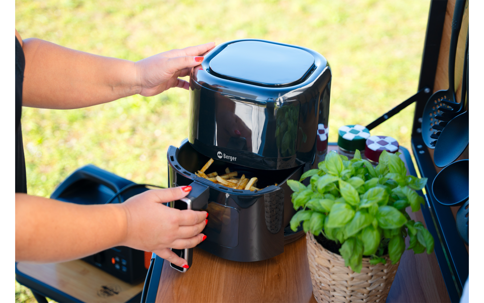 Nærbilde av frityrkurv med anti-holdbelegg i VanFry Airfryer varmluftfrityrkoker 4,5 liter 1400 W